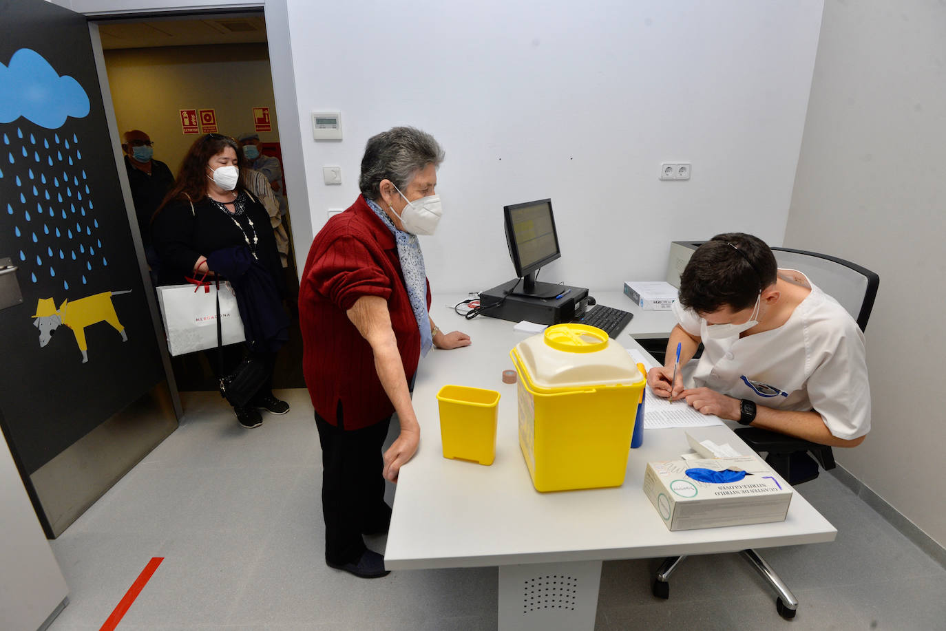 Fotos: Los mayores de 70 años de Murcia comienzan a recibir la vacuna de la gripe y la tercera dosis frente a la Covid