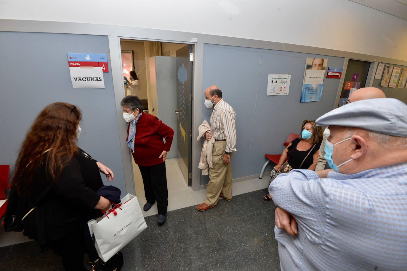 Fotos: Los mayores de 70 años de Murcia comienzan a recibir la vacuna de la gripe y la tercera dosis frente a la Covid