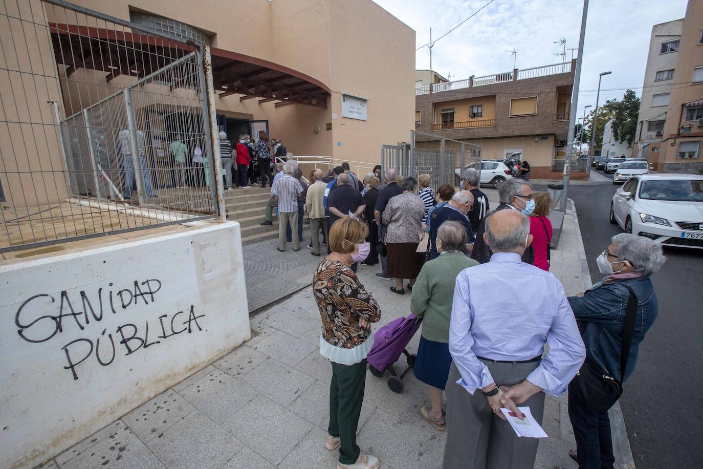 Fotos: Colas y esperas de media hora en Cartagena para recibir el tercer pinchazo