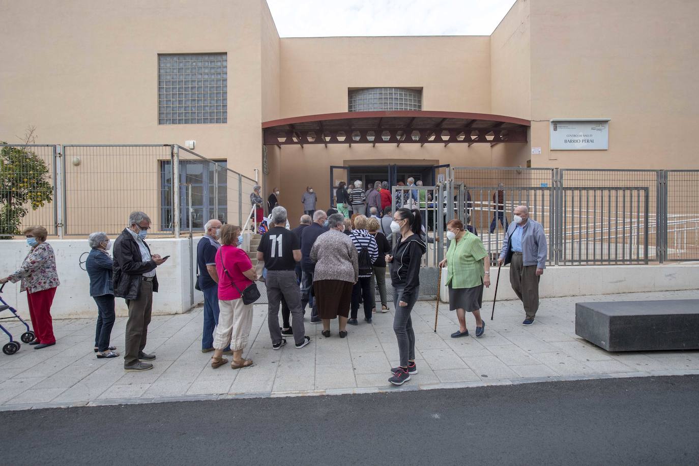 Fotos: Colas y esperas de media hora en Cartagena para recibir el tercer pinchazo