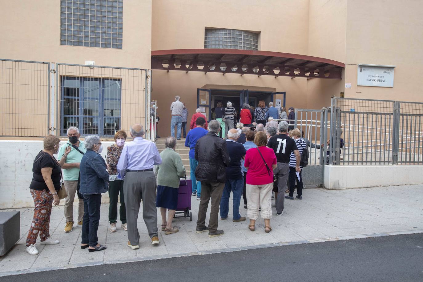 Fotos: Colas y esperas de media hora en Cartagena para recibir el tercer pinchazo