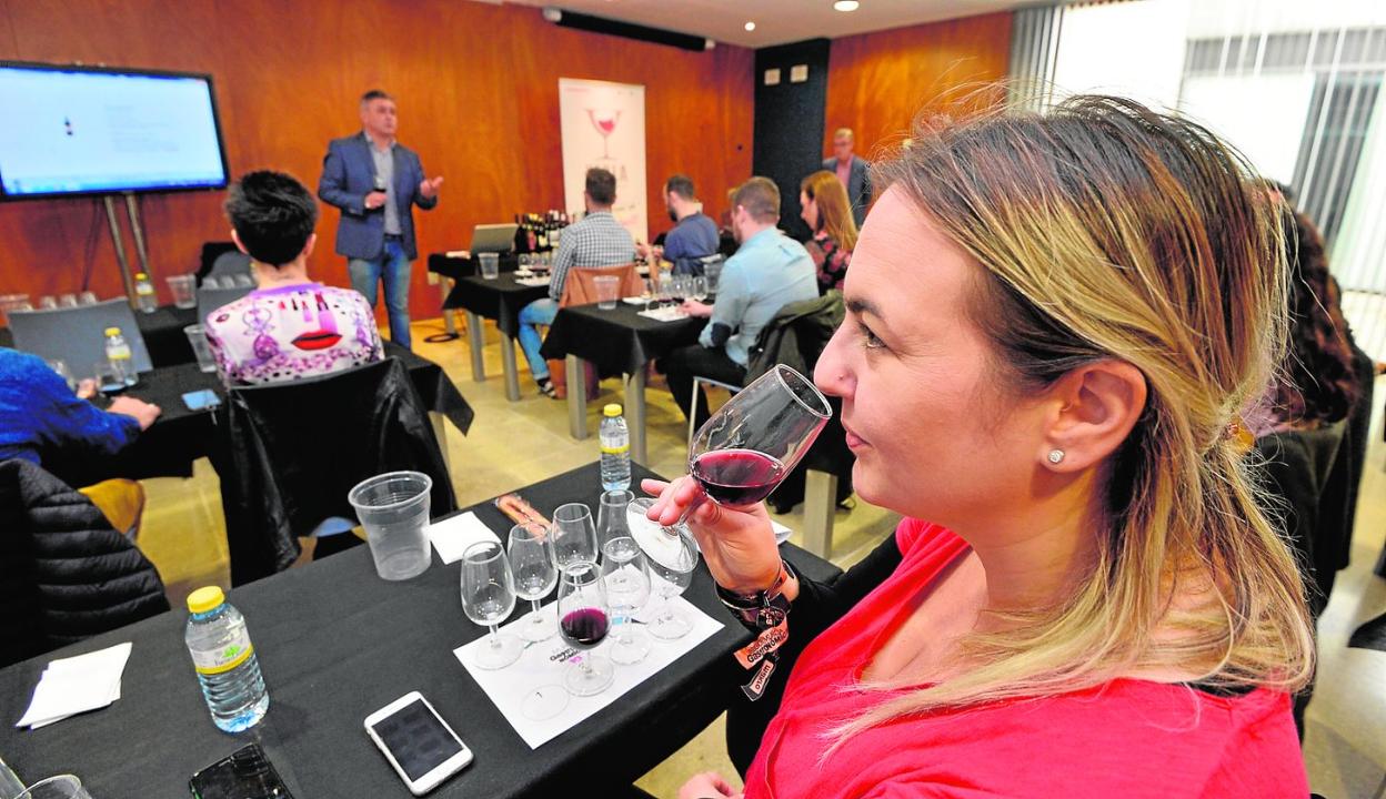Taller del sumiller Javier López Lorenzo en una edición anterior de Región de Murcia Gastronómica. Taller de vinos tintos jóvenes en Región de Murcia Gastronómica. 
