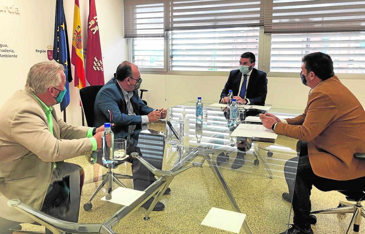 El consejero Antonio Luengo, en el centro, con su director general, Fulgencio Perona, y los presidentes de las federaciones nacional y regional de caza, Manuel Gallardo y Francisco Bastida, respectivamente. 