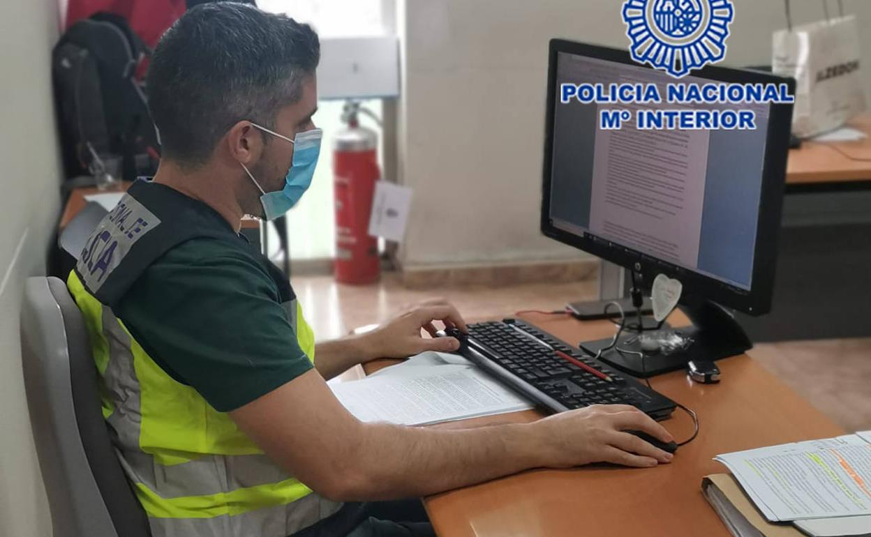 Un agente de la Policía Nacional. 