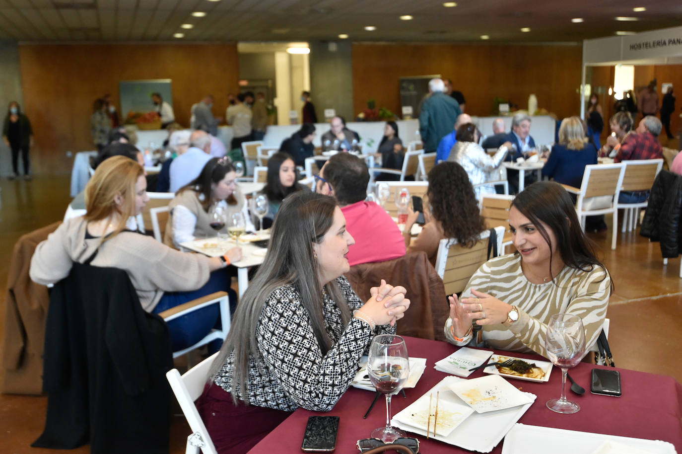 Fotos: Los comensales disfrutan de la oferta gastronómica en la primera jornada