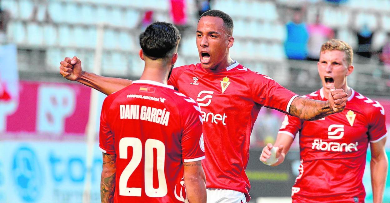 Athuman corre a abrazar a Dani García tras el gol del primero en el encuentro frente al Alzira. 