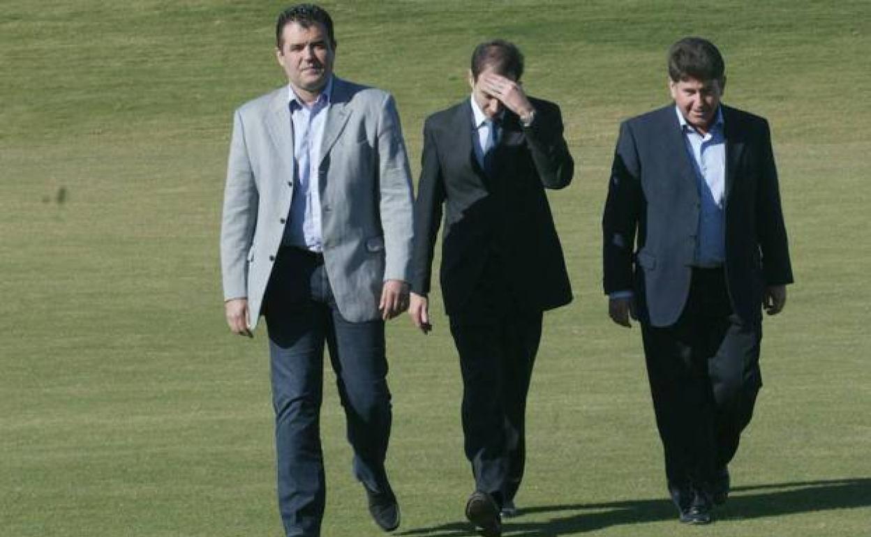 Pedro García Meroño y José Luis Hernández, en uno de sus complejos residenciales, en una imagen tomada en 2004.