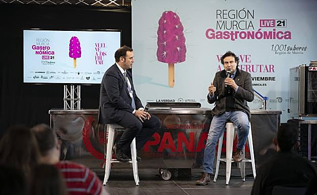 Pepe Rodríguez junto al periodista Sergio Gallego durante su intervención. 