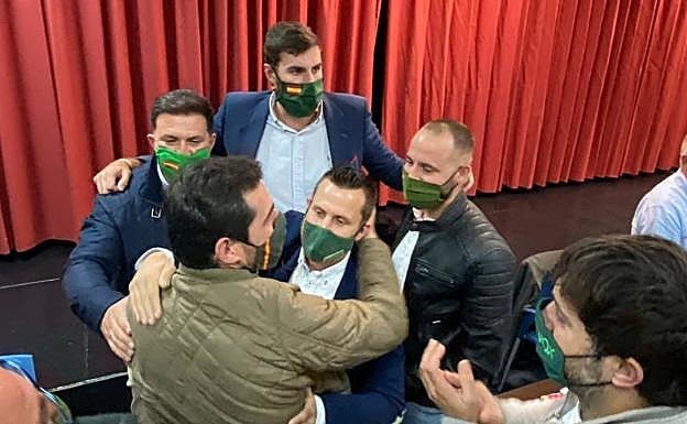 Representantes de Vox celebran la continuidad de José Joaquín Arias como pedáneo de Guadalupe.