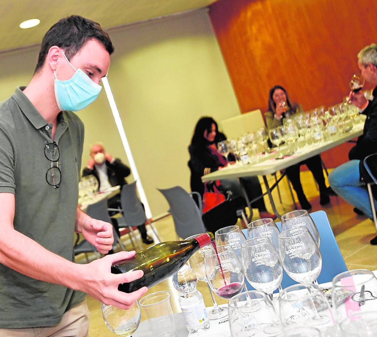 Diego Pérez sirve unas copas de vino del Ródano, ayer. 