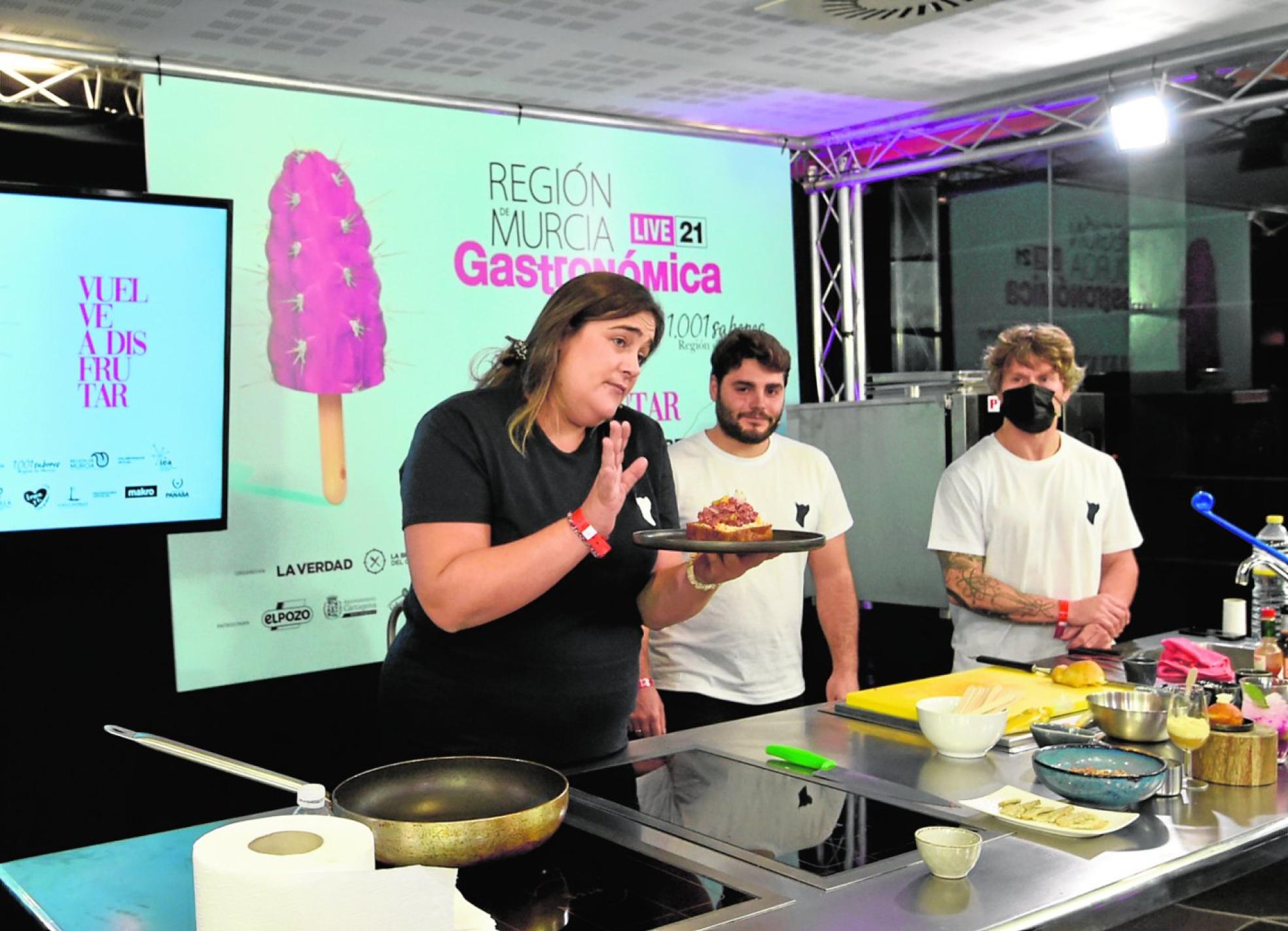 María Crespo, del restaurante Perro Limón, muestra su steak tartar de vaca vieja. 