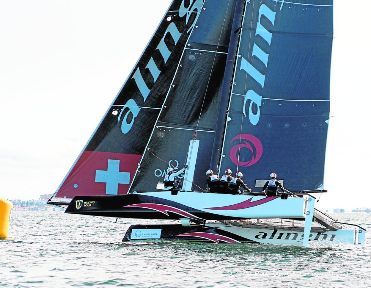 El 'Alinghi' en una de las regatas de la jornada de ayer. 