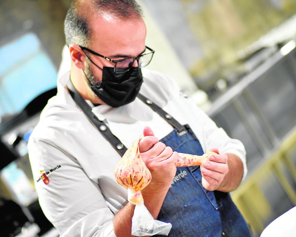 Juan Pablo Ortiz ultima los platos de su menú 'Cocina en vivo' servido en Región de Murcia Gastronómica. 