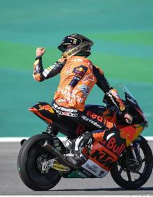 Imagen secundaria 2 - Pedro Acosta, tras proclamarse campeón del mundo de Moto3.