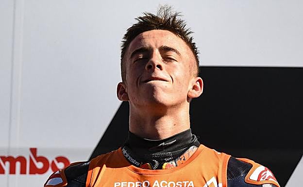 Imagen principal - Pedro Acosta, tras proclamarse campeón del mundo de Moto3.