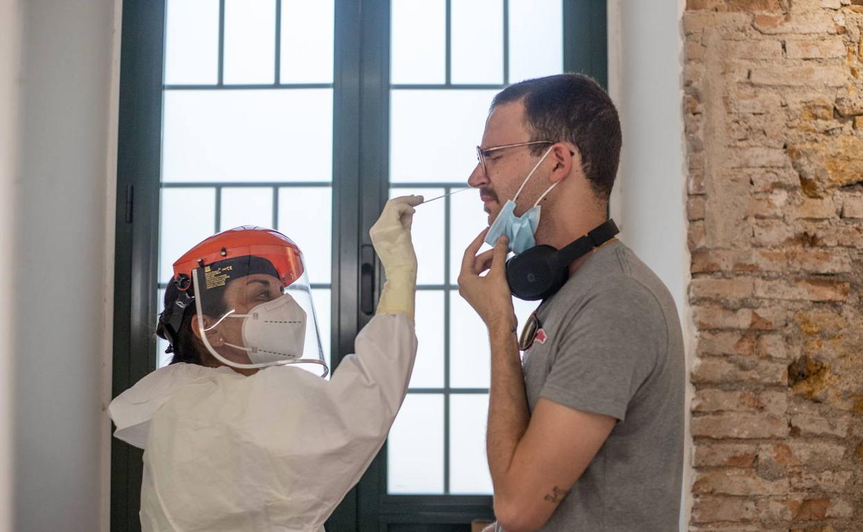 Realización de una prueba pcr, en una imagen de archivo. 