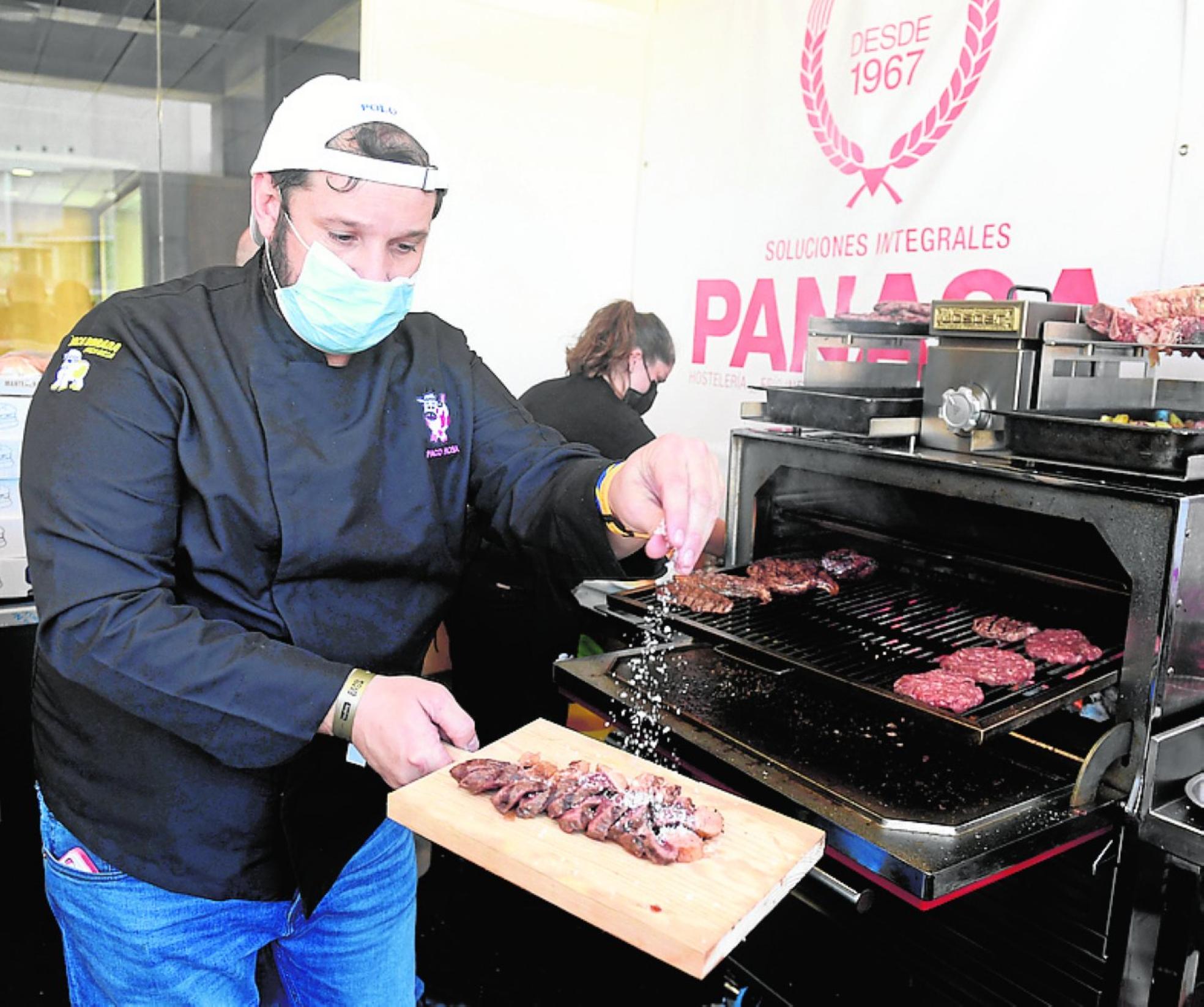 Paco Rosa echa sal a una de sus preciadas carnes, ayer. 