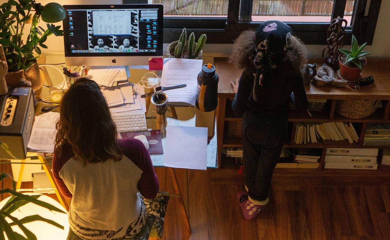 Una mujer trabaja desde casa.
