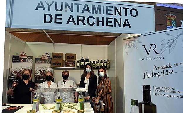 El estand de Archena ofreció embutidos y una muestra de aceites. 