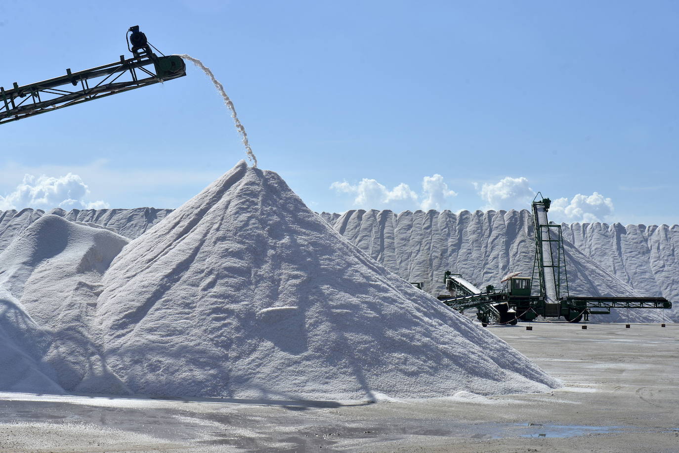 Fotos: Crecen las montañas blancas de sal del Mar Menor