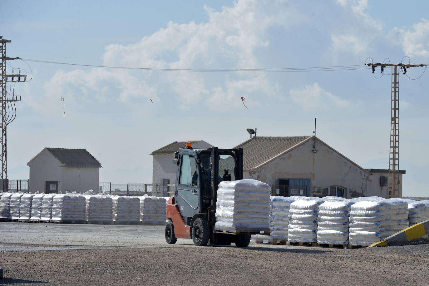 Fotos: Crecen las montañas blancas de sal del Mar Menor