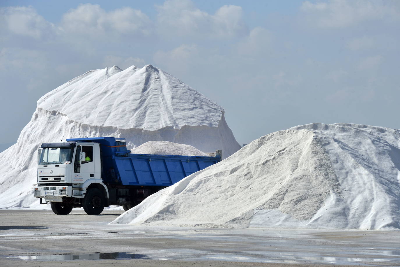 Fotos: Crecen las montañas blancas de sal del Mar Menor