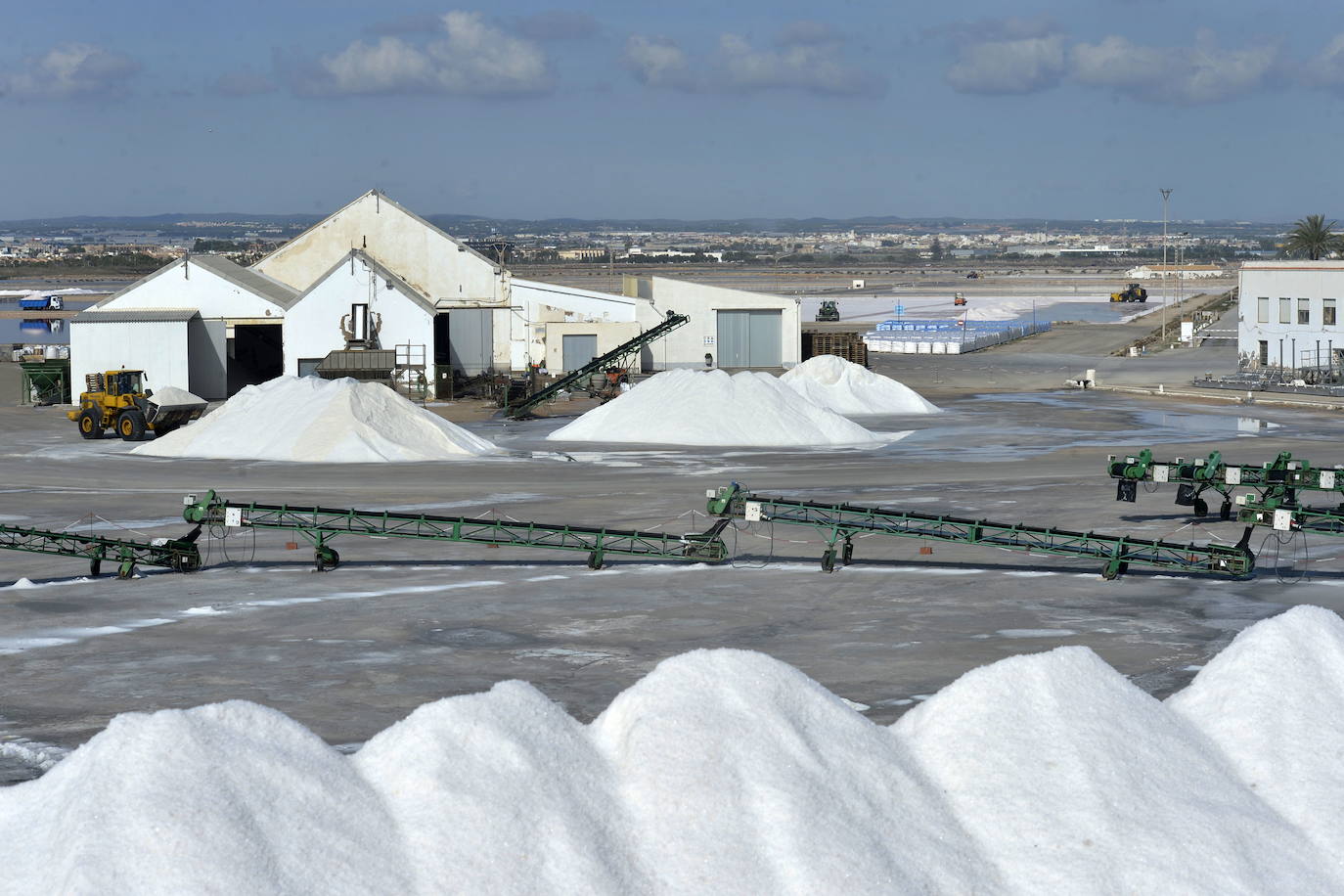 Fotos: Crecen las montañas blancas de sal del Mar Menor
