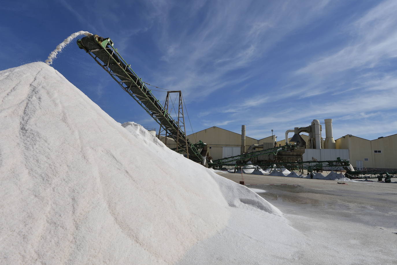 Fotos: Crecen las montañas blancas de sal del Mar Menor