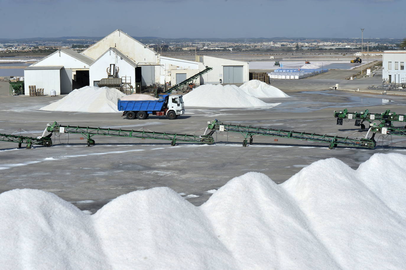 Fotos: Crecen las montañas blancas de sal del Mar Menor