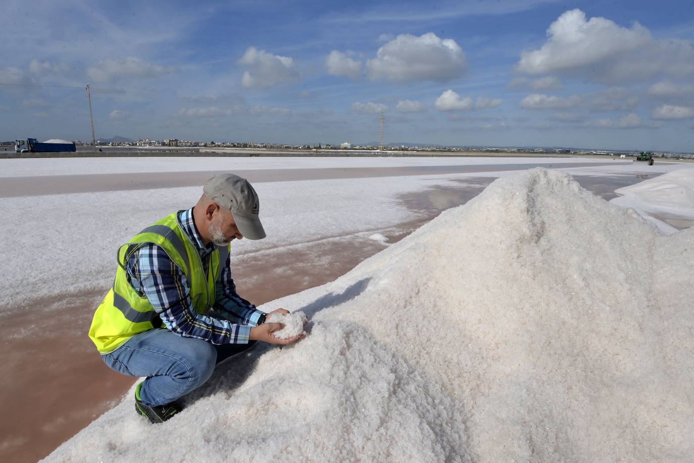 Fotos: Crecen las montañas blancas de sal del Mar Menor