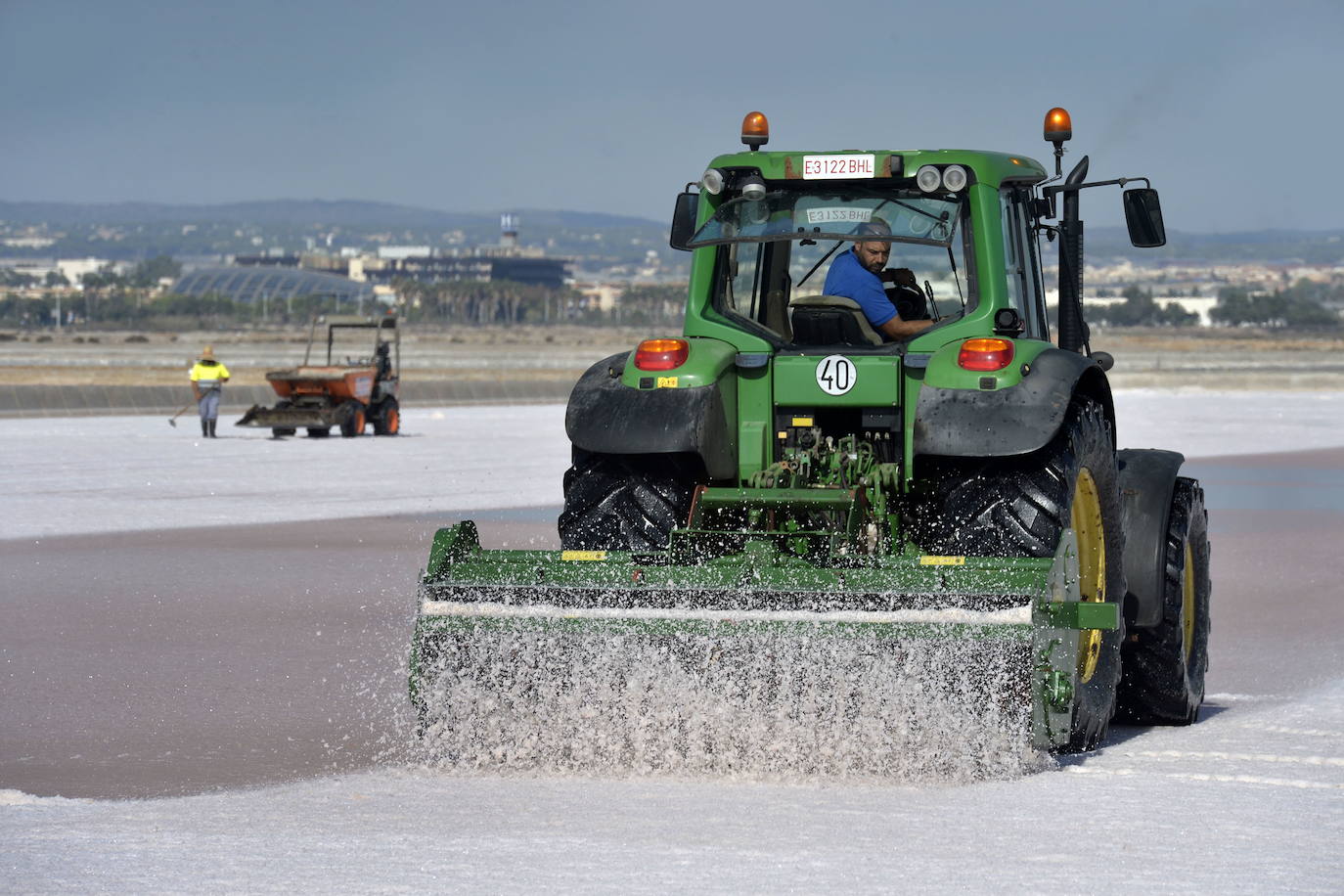 Fotos: Crecen las montañas blancas de sal del Mar Menor