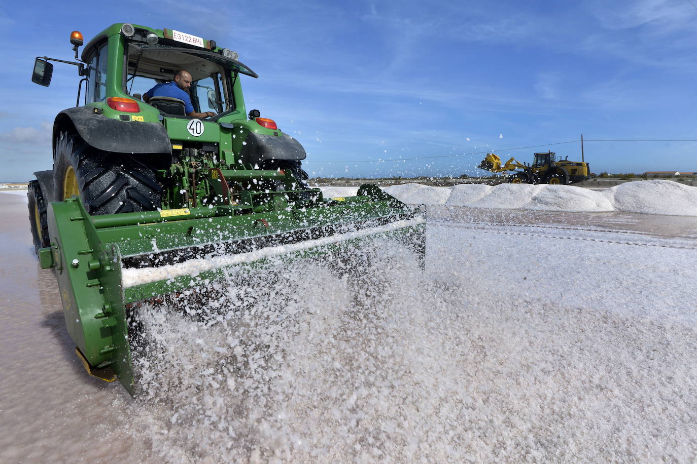 Fotos: Crecen las montañas blancas de sal del Mar Menor