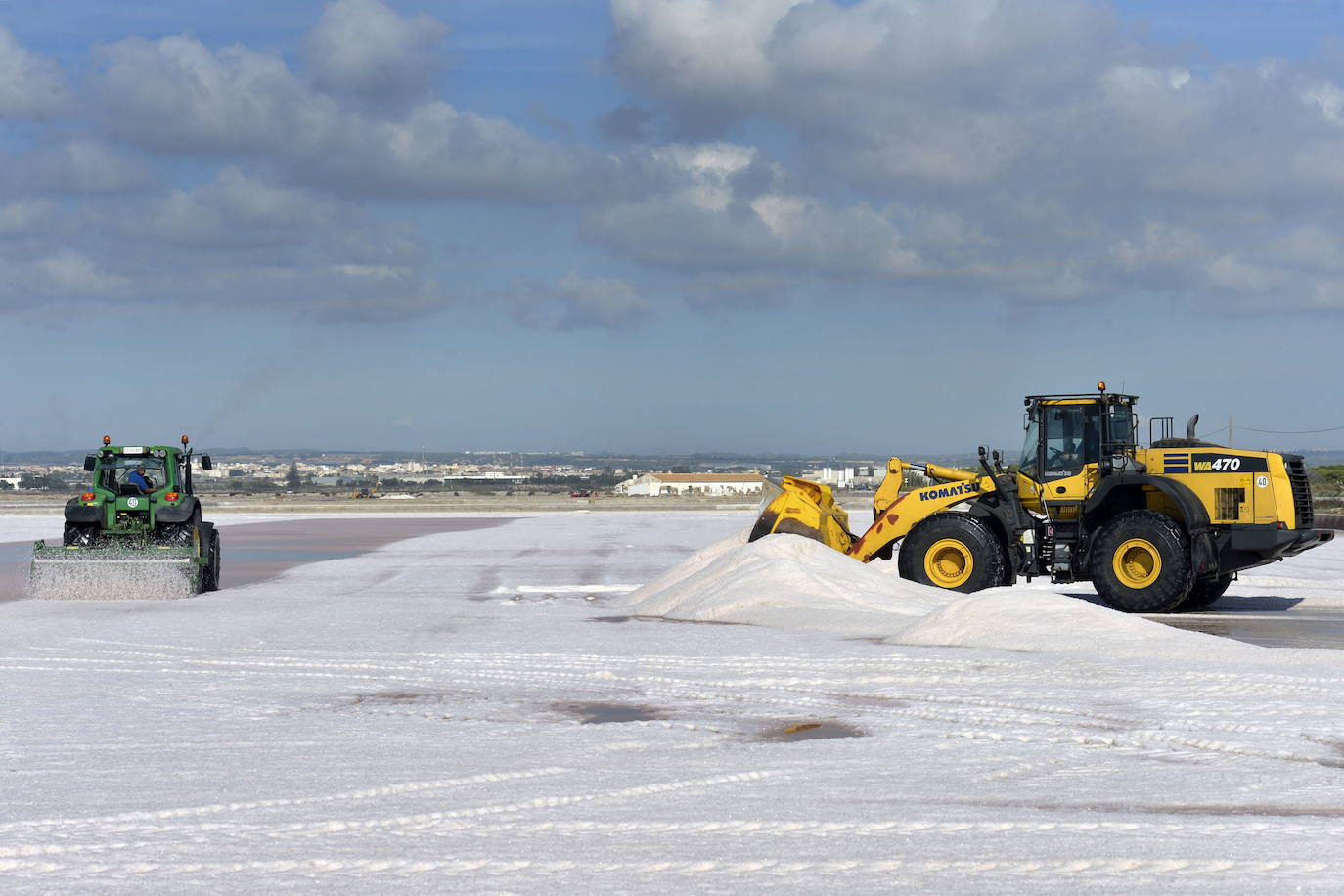Fotos: Crecen las montañas blancas de sal del Mar Menor