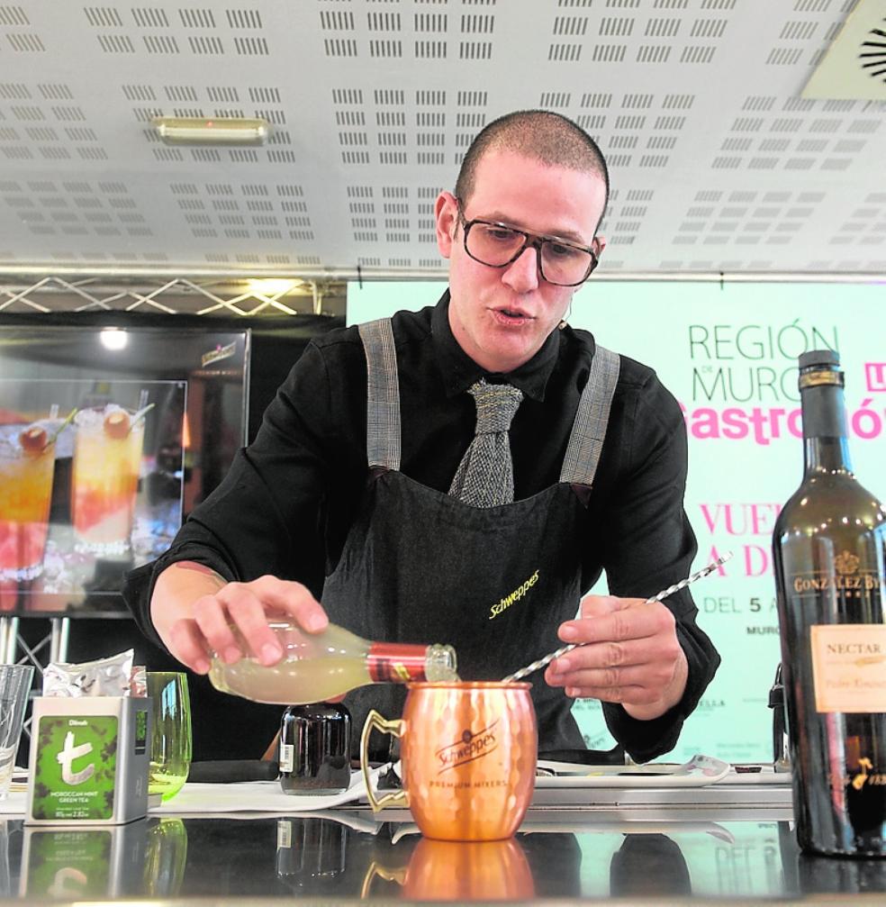 Pizarro prepara su versión del moscow mule. 