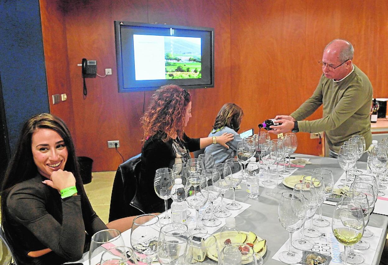 Varias jóvenes disfrutan de una cata de vinos de Bullas. 