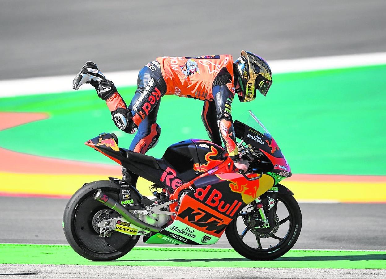 Pedro Acosta celebrando su título de campeón, el pasado domingo en Portimao. 