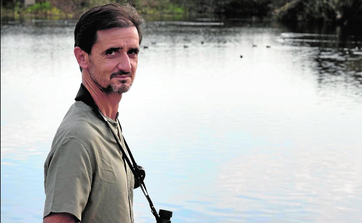 Juan Sánchez Calventus, en los humedales de la rambla de las Moreras, en Mazarrón. 