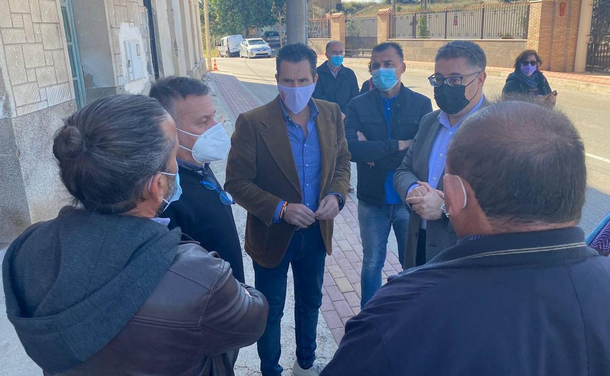 Visita del vicealcalde a la zona donde se van a realizar las obras.