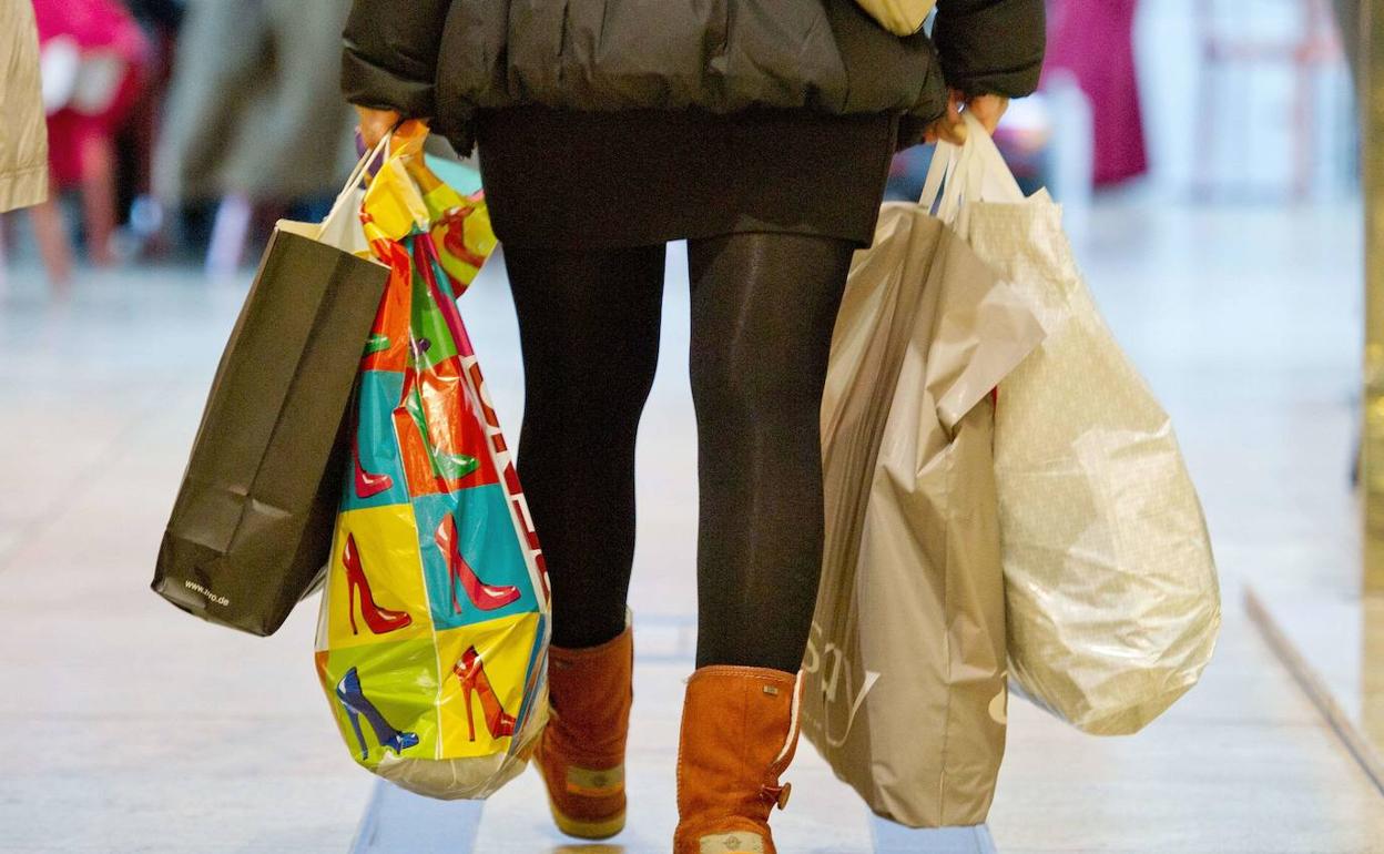 Foto de archivo de una persona de compras.