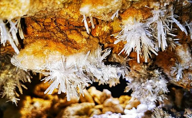 Formaciones en la sima cartagenera Destapada. 