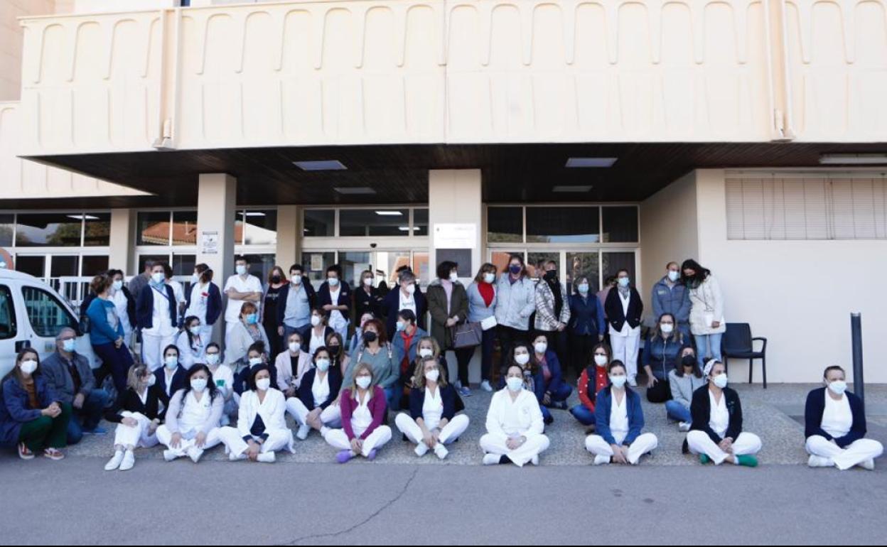 Sentada de trabajadores de la residencia Domingo Sastre de Lorca, este martes.