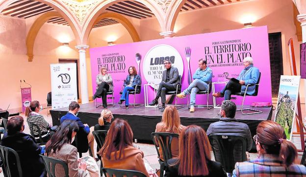 Elena Sánchez, Asunción Morte, José Manuel López Nicolás y Pablo González-Conejero, junto a Pachi Larrosa, moderador de la primera mesa redonda de la jornada. 