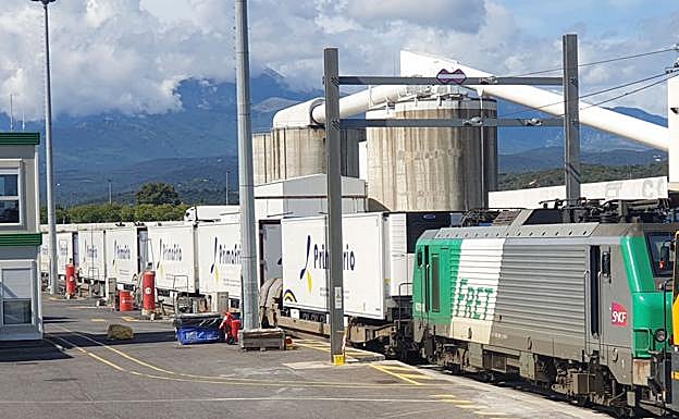 Un convoy con remolques de frutas y verduras de la Región sale de la estación francesa de Le Boulou con destino a Luxemburgo.