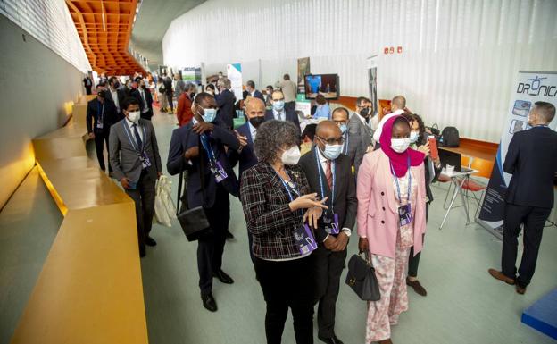 La delegación de Mauritania visitando la convención.