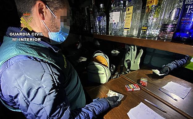 Imagen principal - Sustancias encontradas en uno de los locales.