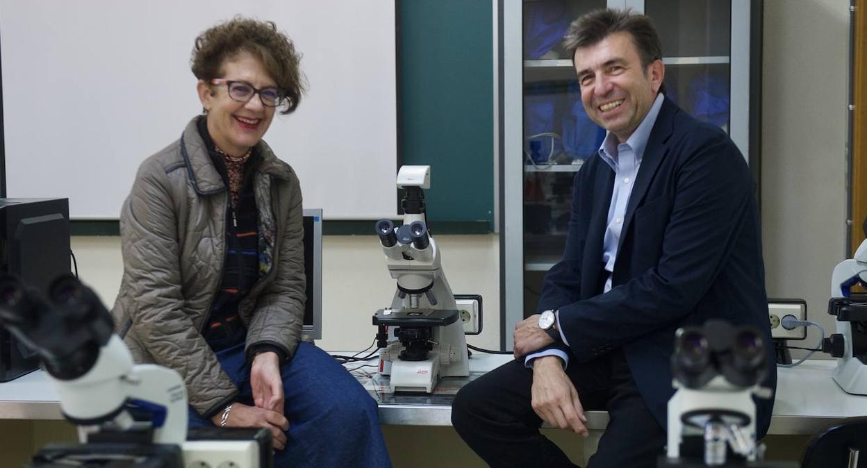 María Ángeles Esteban y Pablo Artal, ayer, en el Campus de Espinardo de la UMU. 