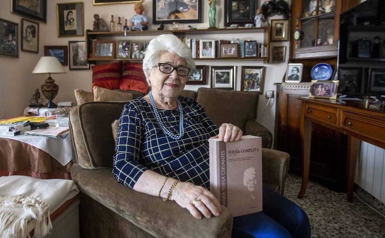 La escritora María Teresa Cervantes, ayer, en su apartamento de Cartagena.