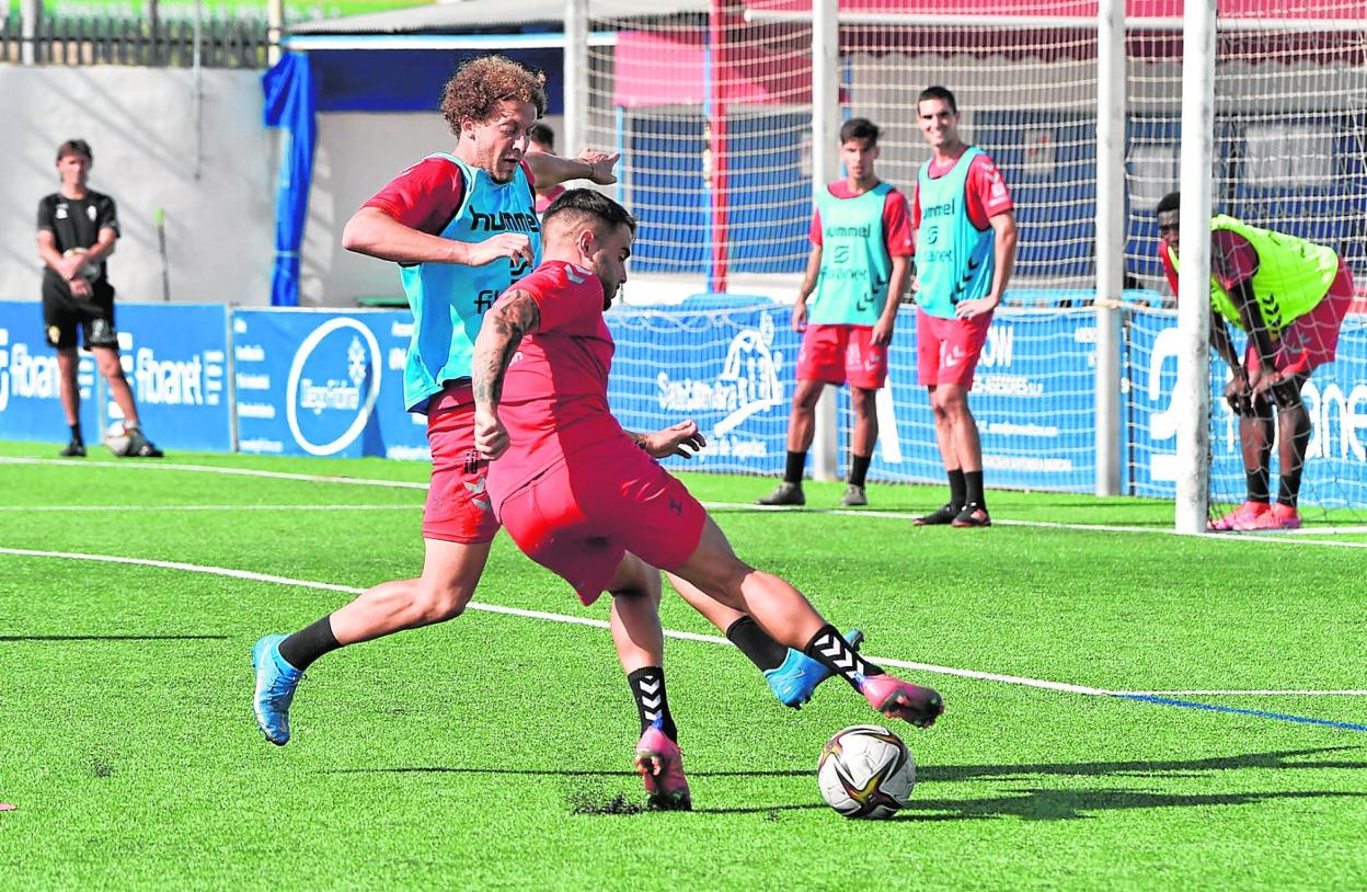 Popovici y Fran García pugnan por el balón en una entrenamiento del Real Murcia en El Limonar de Santomera, el 27 de octubre. 