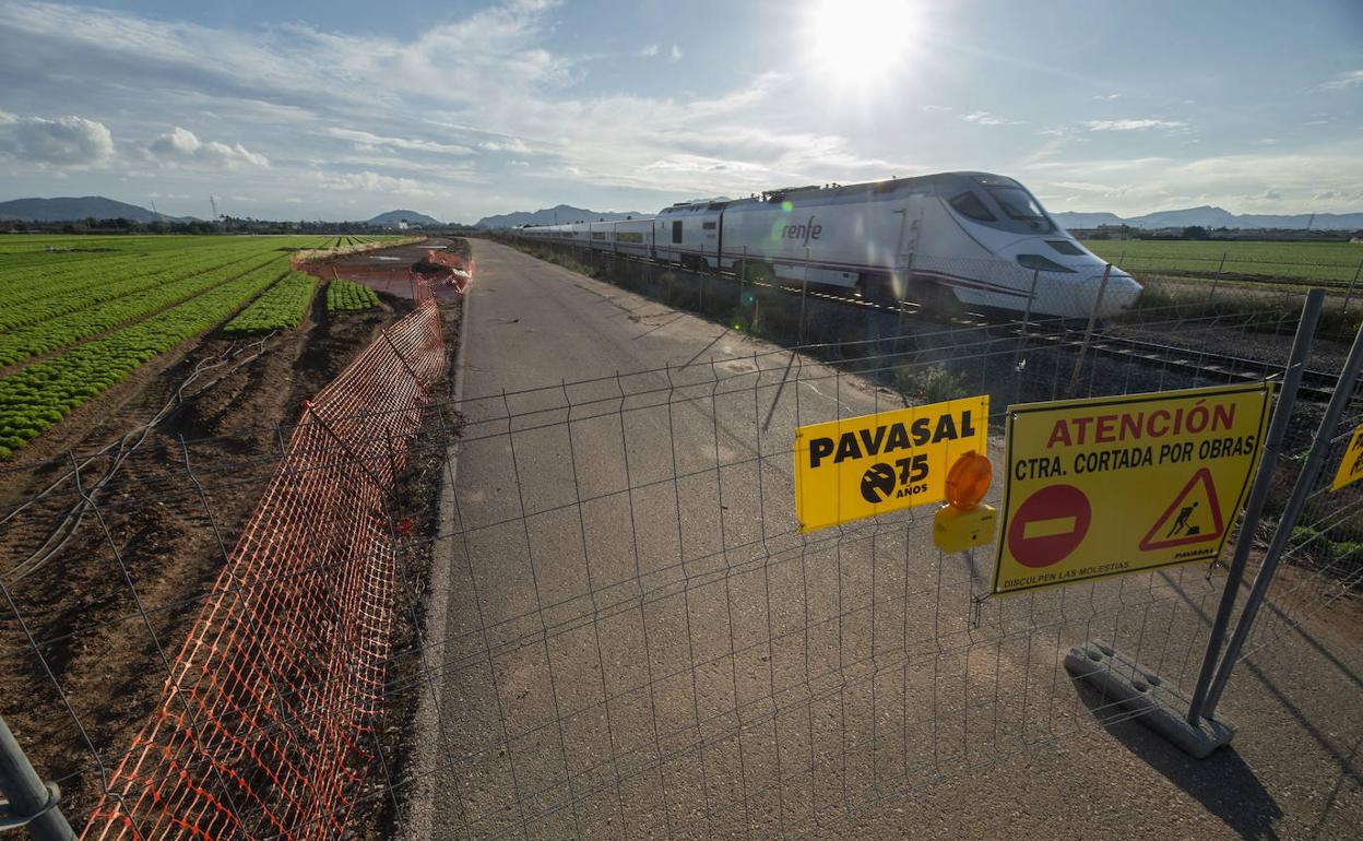 Un tren Alvia pasa junto a las primeras obras del AVE, en Cartagena en diciembre de 2019. 