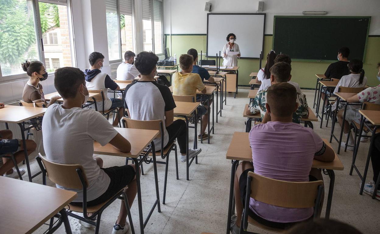 Alumnos de Secundaria del instituto Isaac Peral de Cartagena, en una fotografía de archivo.